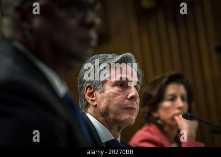 Arlington, Vereinigte Staaten Von Amerika. 16. Mai 2023. Arlington, Vereinigte Staaten von Amerika. 16. Mai 2023. USA Außenminister Tony Blinken, Center, hört während der Anhörung des Senatsausschusses über die Beziehung zwischen den USA und China, wie sie sich auf den Haushalt des Geschäftsjahres 24 auf Capitol Hill auswirkt, am 16. Mai 2023 in Washington, DC, wurde Blinken von Verteidigungsminister Lloyd Austin, Left, Und Handelsministerin Gina Raimondo, richtig. Kredit: Chad McNeeley/DOD/Alamy Live News Stockfoto