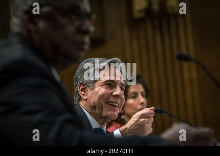 Arlington, Vereinigte Staaten Von Amerika. 16. Mai 2023. Arlington, Vereinigte Staaten von Amerika. 16. Mai 2023. USA Außenminister Tony Blinken, Mitte, lächelt bei der Aussage bei den Anhörungen des Senatsausschusses über die Beziehung zwischen den USA und China, wie sie sich auf den Haushalt des Geschäftsjahres 24 auf Capitol Hill auswirkt, am 16. Mai 2023 in Washington, DC, wurde Blinken von Verteidigungsminister Lloyd Austin, Left, Und Handelsministerin Gina Raimondo, richtig. Kredit: Chad McNeeley/DOD/Alamy Live News Stockfoto