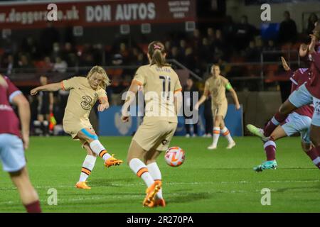 London, Großbritannien. 17. Mai 2023. Erin Cuthbert (22 Chelsea) erzielt beim FA Women's Super League-Spiel zwischen West Ham und Chelsea im Chigwell Construction Stadium in London, England, ein Tor. (Alexander Canillas/SPP) Guthaben: SPP Sport Press Photo. Alamy Live News Stockfoto