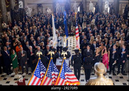 Washington, Usa. 17. Mai 2023. Die Leute versammeln sich zur Porträt-Enthüllung für den ehemaligen Sprecher Paul Ryan, R-WI, in der Statuary Hall der USA Capitol in Washington, DC, am Mittwoch, den 17. Mai 2023. Foto: Bonnie Cash/UPI Credit: UPI/Alamy Live News Stockfoto