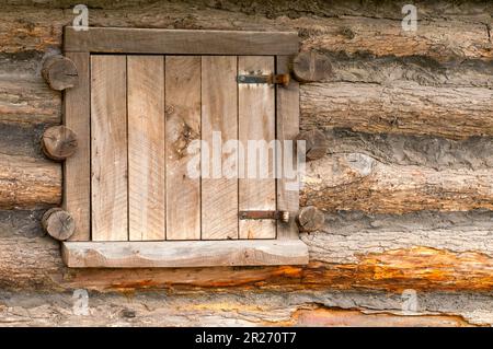 Ein verkleidetes Fenster einer alten Blockhütte, eine historische Stätte in Cleveland, Ohio Stockfoto