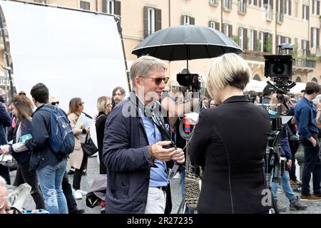 Rom, Italien. 17. Mai 2023. Bradley Bell bei Dreharbeiten zur CBS TV-Serie „The bold and the beautiful/Reich und schön“ auf der Piazza Navona. Rom, 17.05.2023 Kredit: Geisler-Fotopress GmbH/Alamy Live News Stockfoto