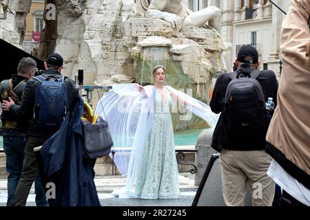 Rom, Italien. 17. Mai 2023. Annika Noelle bei Dreharbeiten zur CBS TV-Serie „The bold and the beautiful/Reich und schön“ auf der Piazza Navona. Rom, 17.05.2023 Kredit: Geisler-Fotopress GmbH/Alamy Live News Stockfoto