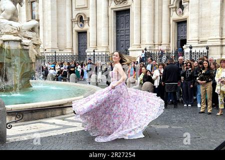 Rom, Italien. 17. Mai 2023. Annika Noelle bei Dreharbeiten zur CBS TV-Serie „The bold and the beautiful/Reich und schön“ auf der Piazza Navona. Rom, 17.05.2023 Kredit: Geisler-Fotopress GmbH/Alamy Live News Stockfoto