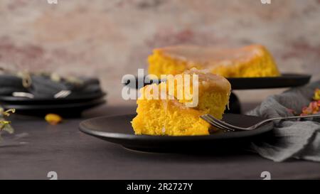 Portugiesischer Biskuitkuchen Bolinhol von Vizela, serviert auf einem Teller. Auf der Küchenarbeitsfläche. Stockfoto