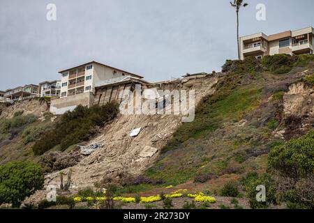 Erdrutsch von Klippen nach heftigem Sturm im Wohngebiet von San Clemente. Häuser und Schwimmbäder balancieren am Rand der Klippe mit Blick auf B Stockfoto