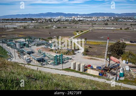 Erdgasförderanlage, die in ökologischen Reserven betrieben wird. Ballona Wetlands, Playa Del Rey, Los Angeles, Kalifornien, USA Stockfoto