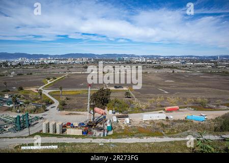 Erdgasförderanlage, die in ökologischen Reserven betrieben wird. Ballona Wetlands, Playa Del Rey, Los Angeles, Kalifornien, USA Stockfoto