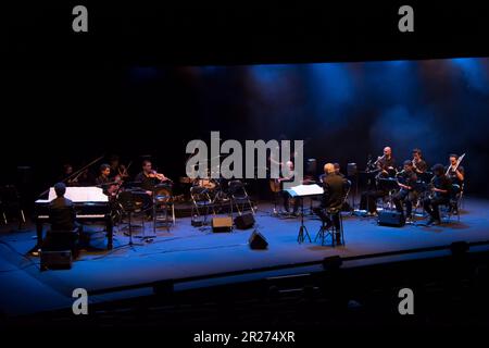 Madrid, Spanien, 17/05/2023, ¨Flamenco Madrid¨ beginnt mit einer Hommage an Paco de Lucía mit 30 Musikern auf der Bühne im Fernán Gómez. Der erste Hauptgang der VII. Ausgabe des Flamenco Madrid kommt mit einem Orchester im Großbandformat. Rafael de Utrera ist die herausragende Stimme des Projekts, zusammen mit anderen Musikern von Carles Benavent, Niño Josele und El Farru. Ziel ist es, einigen der repräsentativsten Songs des maestro mit Orchestrierung für die Großband unter der Produktion des Taller de Músics de Barcelona und in Zusammenarbeit mit dem Esc neues Leben zu verleihen Stockfoto