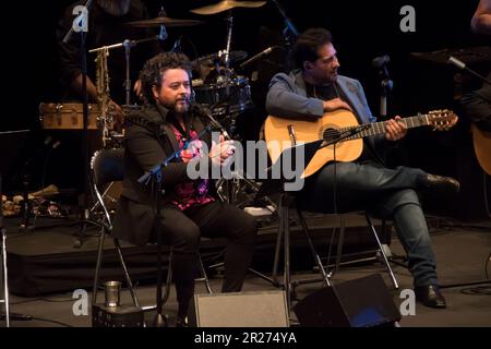 Madrid, Spanien, 17/05/2023, ¨Flamenco Madrid¨ beginnt mit einer Hommage an Paco de Lucía mit 30 Musikern auf der Bühne im Fernán Gómez. Der erste Hauptgang der VII. Ausgabe des Flamenco Madrid kommt mit einem Orchester im Großbandformat. Rafael de Utrera ist die herausragende Stimme des Projekts, zusammen mit anderen Musikern von Carles Benavent, Niño Josele und El Farru. Ziel ist es, einigen der repräsentativsten Songs des maestro mit Orchestrierung für die Großband unter der Produktion des Taller de Músics de Barcelona und in Zusammenarbeit mit dem Esc neues Leben zu verleihen Stockfoto