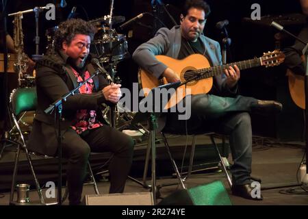 Madrid, Spanien, 17/05/2023, ¨Flamenco Madrid¨ beginnt mit einer Hommage an Paco de Lucía mit 30 Musikern auf der Bühne im Fernán Gómez. Der erste Hauptgang der VII. Ausgabe des Flamenco Madrid kommt mit einem Orchester im Großbandformat. Rafael de Utrera ist die herausragende Stimme des Projekts, zusammen mit anderen Musikern von Carles Benavent, Niño Josele und El Farru. Ziel ist es, einigen der repräsentativsten Songs des maestro mit Orchestrierung für die Großband unter der Produktion des Taller de Músics de Barcelona und in Zusammenarbeit mit dem Esc neues Leben zu verleihen Stockfoto