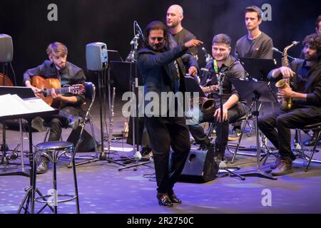 Madrid, Spanien, 17/05/2023, ¨Flamenco Madrid¨ beginnt mit einer Hommage an Paco de Lucía mit 30 Musikern auf der Bühne im Fernán Gómez. Der erste Hauptgang der VII. Ausgabe des Flamenco Madrid kommt mit einem Orchester im Großbandformat. Rafael de Utrera ist die herausragende Stimme des Projekts, zusammen mit anderen Musikern von Carles Benavent, Niño Josele und El Farru. Ziel ist es, einigen der repräsentativsten Songs des maestro mit Orchestrierung für die Großband unter der Produktion des Taller de Músics de Barcelona und in Zusammenarbeit mit dem Esc neues Leben zu verleihen Stockfoto