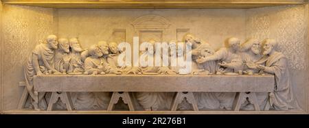 NEAPEL, ITALIEN - 21. APRIL 2023: Die Rettung des letzten Abendmahls vom Altar der Kirche Chiesa del Cenacolo von Aristide Ricca (1886). Stockfoto