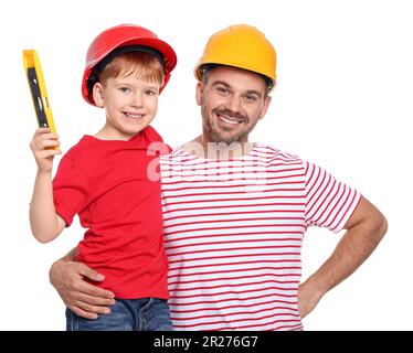 Vater und Sohn tragen Schutzhelme auf weißem Hintergrund. Reparaturarbeiten Stockfoto