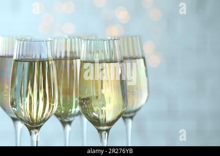 Ein Glas Champagner gegen verschwommenes Licht, Nahaufnahme Stockfoto