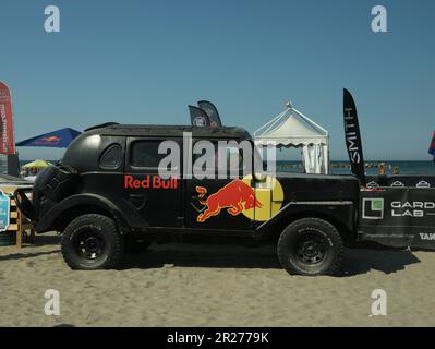 SENIGALLIA, ITALIEN - 22. JULI 2022: Red Bull Jeep am Strand. Fahrzeugpräsentation Stockfoto