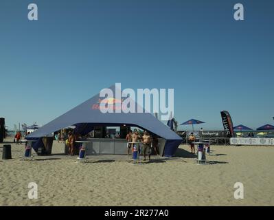 SENIGALLIA, ITALIEN - 22. JULI 2022: Red Bull Zelt am Strand unter blauem Himmel Stockfoto