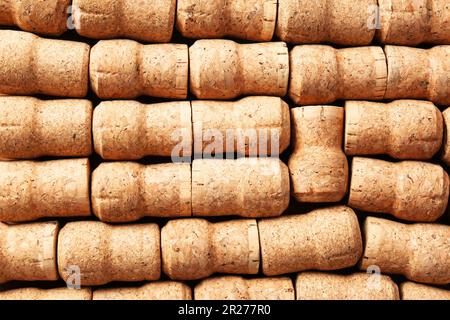 Viele Korken Weinflaschen als Hintergrund, Draufsicht Stockfoto