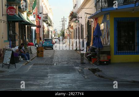 San Pedro Garza Garcia, Mexiko - 25. September 2022: Stadtstraße mit wunderschönen Gebäuden und Menschen Stockfoto