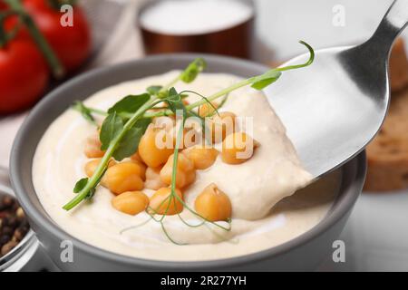 Leckere Kichererbsensuppe auf dem Tisch essen, Nahaufnahme Stockfoto