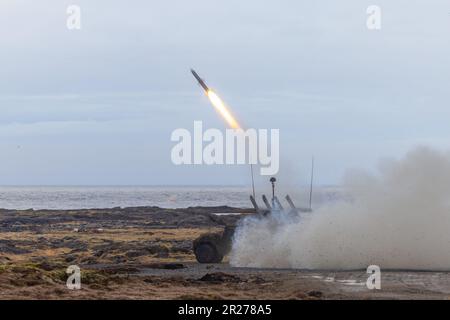 Ein norwegischer National Advanced Surface to Air Missile System (NASAMS) mit hoher Mobilität feuert während der Operation Famidable Shield am 10. Mai 2023. Forcidable Shield ist eine alle zwei Jahre stattfindende Übung zur integrierten Luft- und Raketenabwehr (IAMD), die eine Reihe von Live-Feuern gegen Unterschall-, Überschall- und ballistische Ziele umfasst und mehrere alliierte Schiffe, Flugzeuge und Bodenstreitkräfte umfasst, die über Schlachtfelder hinweg tätig sind, um Effekte zu erzielen. (USA Marinekorps (Foto): Lance CPL. Eric Dmochowski) Stockfoto