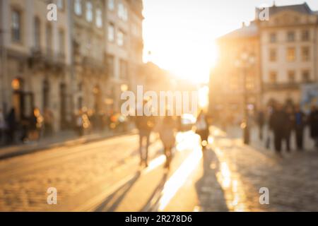 Verschwommener Blick auf die Leute, die auf der Straße der Stadt laufen Stockfoto