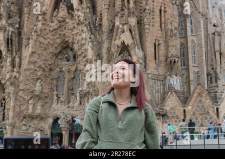 Frau vor der Kathedrale Stockfoto