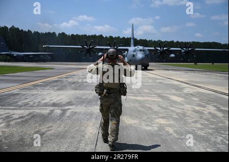 Ein taktischer Flugkontrollkommando (TACP) Airman vom 165. Air Support Operations Squadron, Georgia Air National Guard, marschiert in einem C-130 Hercules vom 165. Airlift Wing am 9. Mai 2023 während der Übung Agile X im North Auxiliary Field, Joint Base Charleston, South Carolina. Während der Übung arbeiteten Airmen und Marines zusammen an agilen Beschäftigungstaktiken im Kampf und multifähigen Fähigkeiten, um Präzision und Zusammenhalt zwischen den militärischen Zweigen zu schaffen, um die AIR DEFENDER 2023 vorzubereiten. (USA Air National Guard Foto von Master Sgt. Caila Arahood) Stockfoto