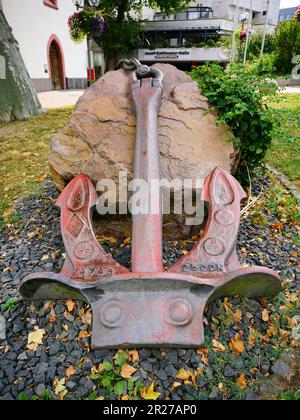 2500 kg Schiffsanker vor großen Granitfelsen in der Nähe des Rheins, Koblenz, Deutschland Stockfoto