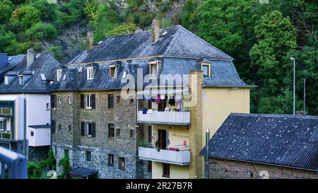 Altes Apartment in Rural Village in Deutschland mit klassischer Wäscherei auf den Balkonen. Stockfoto