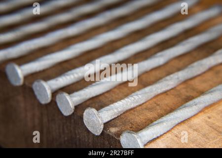 Lange graue verzinkte Nägel Spiralnägel 20D 20 Penny Nägel für Fußböden und Terrassendielen Stockfoto