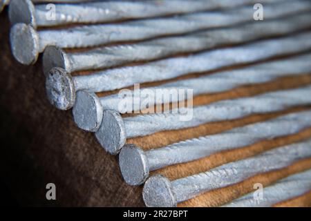 Lange graue verzinkte Nägel Spiralnägel 20D 20 Penny Nägel für Fußböden und Terrassendielen Stockfoto