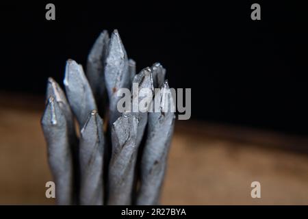 Lange graue verzinkte Nägel Spiralnägel 20D 20 Penny Nägel für Fußböden und Terrassendielen Stockfoto