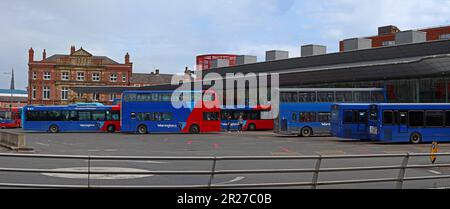 Öffentliche Verkehrsmittel mit Dieselmotor von Warringtons eigenen Bussen, am Autobahnkreuz, im Stadtzentrum, in Warrington, Cheshire, England, Großbritannien, WA1 Stockfoto