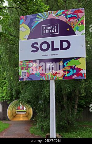 Purple Bricks Online-Makler-Schild - VERKAUFT - für ein Pfund, an Charles Dunstone-Backed Strike Stockfoto