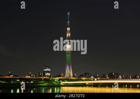 Sumida River Sakurabashi Bridge bei Nacht und Tokyo Sky Tree (Tokyo Olympic Bid Beleuchtung) Stockfoto