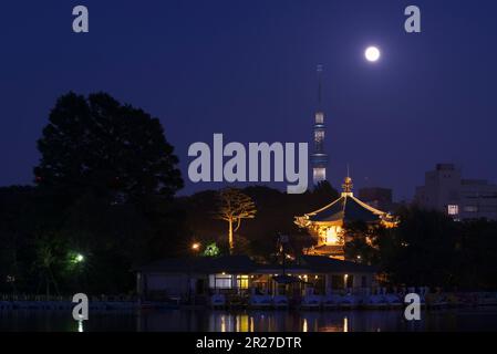 Ueno Shinobazunoike Bentendo und Tokyo Sky Tree Iki in der Nacht des Erntemondes Stockfoto