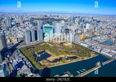 Hama Rikyu Park und Gebäude in Shiodome, vom Himmel aus gesehen über Chuo ward Stockfoto