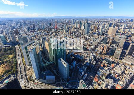 Gebäude in Shiodome, Tokyo Tower und Mount Fuji vom Himmel aus gesehen über Chuo ward Stockfoto