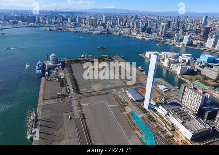 Harumi Pier, Regenbogenbrücke und Berg Fuji vom Himmel aus gesehen über Chuo ward Stockfoto