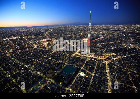 Der Überblick über eine Nachtszene von TOKIO SKYTREE und Umgebung Stockfoto