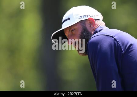 Rochester, Usa. 17. Mai 2023. Dustin Johnson beobachtet seinen Putt auf dem zweiten Loch während seiner Pratice-Runde für die PGA Championship 2023 im Oakwood Country Club in Rochester, New York, am Mittwoch, den 17. Mai 2023. Foto: Aaron Josefczyk/UPI Credit: UPI/Alamy Live News Stockfoto