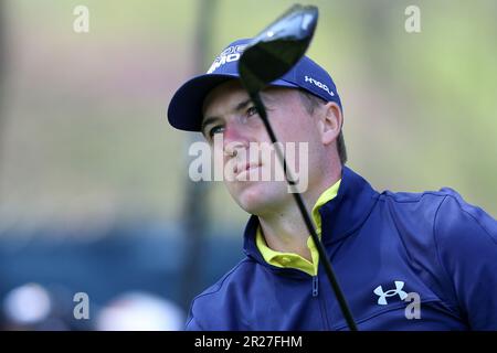 Rochester, Usa. 17. Mai 2023. Jordan Spieth sieht seinen Abschlag auf dem 7.-Loch während seiner Proberunde für die PGA Championship 2023 im Oakwood Country Club in Rochester, New York, am Mittwoch, den 17. Mai 2023. Foto: Aaron Josefczyk/UPI Credit: UPI/Alamy Live News Stockfoto