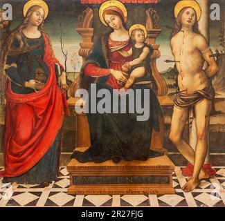 NEAPEL, ITALIEN - 21. APRIL 2023: Das Renaissance-Gemälde von Madonna mit St. Sebastian und Mary Magdalen in der Kirche Certosa di San Martino Stockfoto