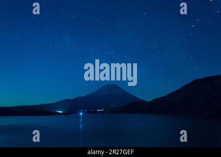 Berg Fuji bei Nacht vom Motosu-See aus gesehen Stockfoto