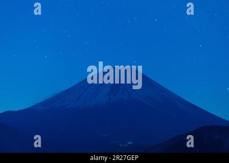 Morgengrauen am Fuji vom Motosu-See aus gesehen Stockfoto