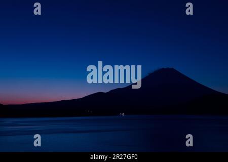 Morgengrauen am Fuji vom Motosu-See aus gesehen Stockfoto