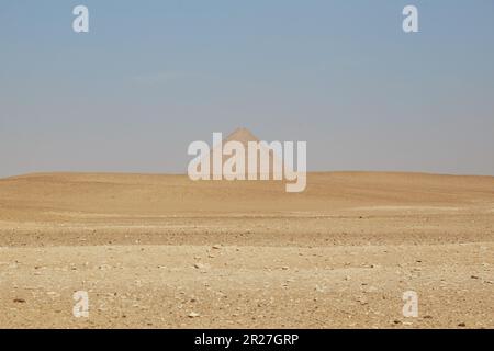 Die Rote Pyramide von Dahshur, die weltweit erste echte Pyramide, die vom pharao Sneferu der Dynastie aus dem Jahr 4. erbaut wurde Stockfoto