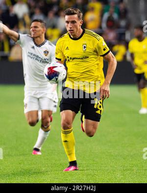 Columbus, Ohio, USA. 17. Mai 2023. Malte Amundson (18), Verteidiger der Columbus Crew, trägt den Ball gegen die Los Angeles Galaxy in ihrem Spiel in Columbus, Ohio. Brent Clark/Cal Sport Media/Alamy Live News Stockfoto