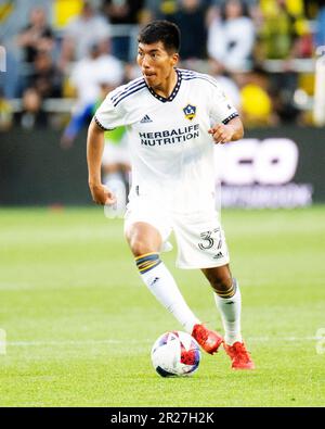 Columbus, Ohio, USA. 17. Mai 2023. Der Mittelfeldspieler Daniel Aguirre (37) der Los Angeles Galaxy trägt den Ball gegen die Columbus Crew in ihrem Spiel in Columbus, Ohio. Brent Clark/Cal Sport Media/Alamy Live News Stockfoto